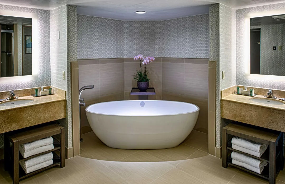 HiltonDelMar-Suite-Restroom-Bath-tub.jpg