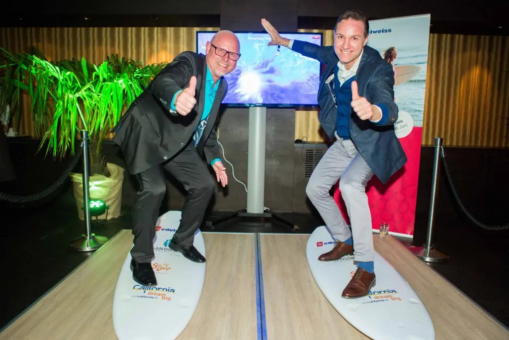 Phil-Hannes-und-Alain-Chisari-auf-dem-Surfsimulator_Credit-Ellin-Anderegg-1-1024x683.jpg