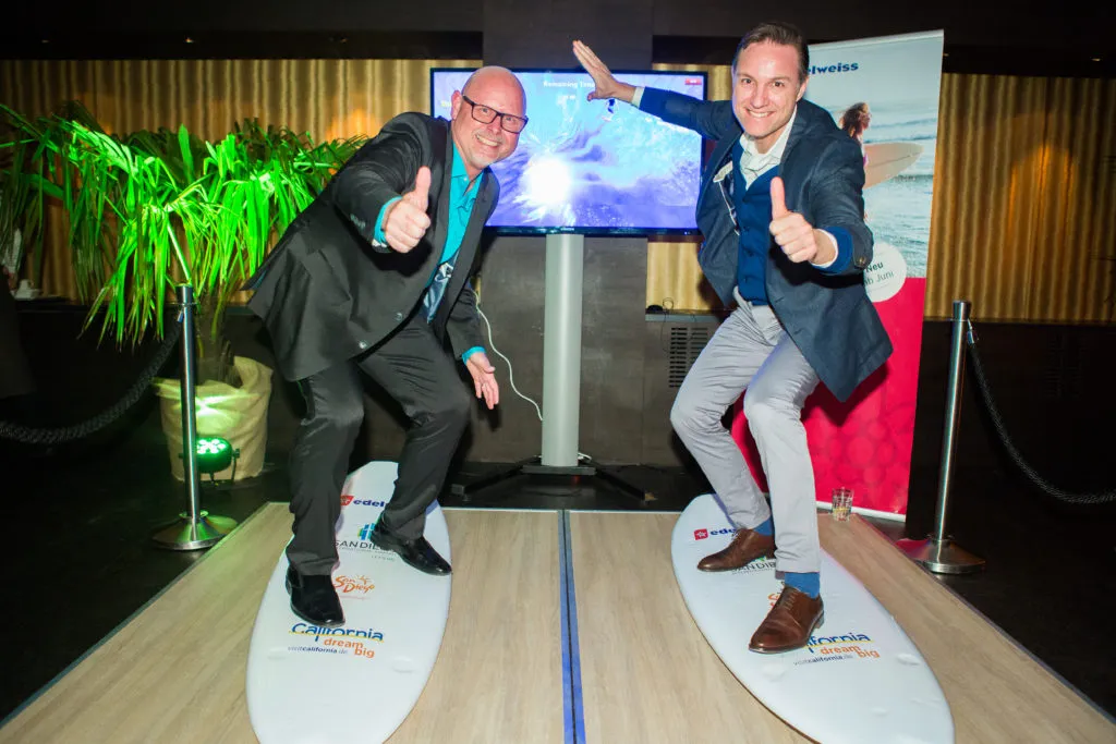 Phil-Hannes-und-Alain-Chisari-auf-dem-Surfsimulator_Credit-Ellin-Anderegg-1024x683.jpg