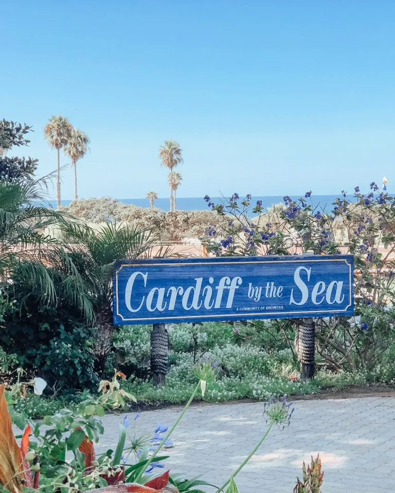 Cardiff by the Sea neighborhood sign with the Pacific Ocean in the backgroung